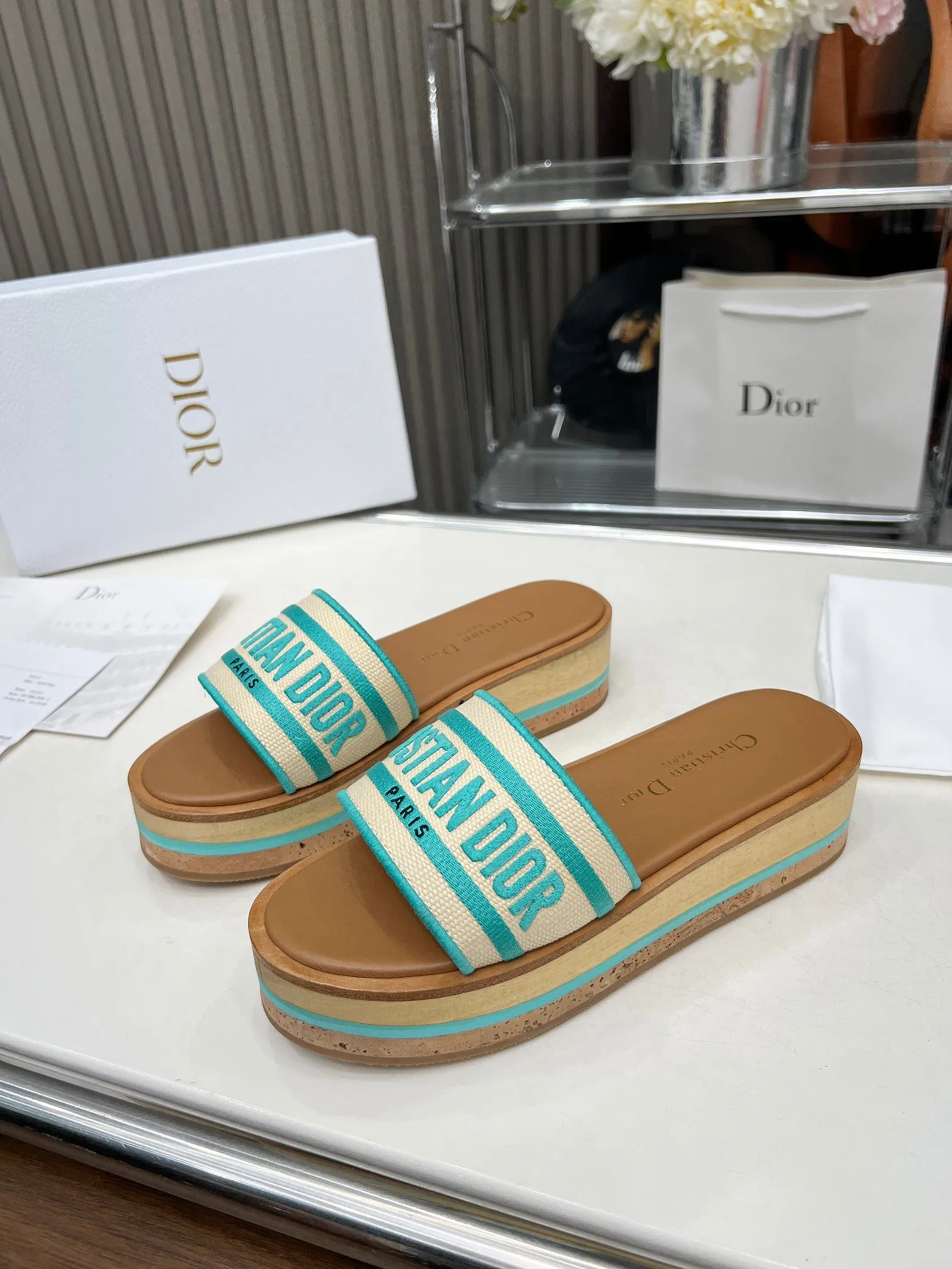 👟👟Ex-factory price 420👟👟 Dior's new spring and summer IVIETA DWAY jelly-colored flat-soled one-slip women's shoes with CD letter logo three-dimensional embroidery thick-soled round-toe open-toe slippers. The original version is developed to be the top version on the market. It feels soft and delicate on the feet and is extremely comfortable. Material: Upper imported raffia electric embroidery high-temperature water-soluble cotton technical fabric + water-dyed cowhide foot pad lining + original consistent combination outsole Outsole: original outsole Size: 35-42 (40.41.42 custom-made, non-refundable and non-exchangeable)